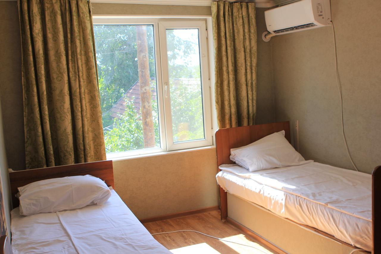 Holiday Hostel House Bisjkek Eksteriør bilde